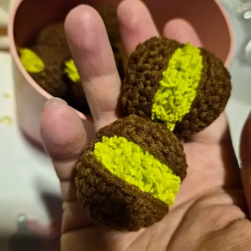 [BUNJANG] Ddujeonku Crochet Keychain / 쫀득쫀득 두쫀쿠 뜨게키링