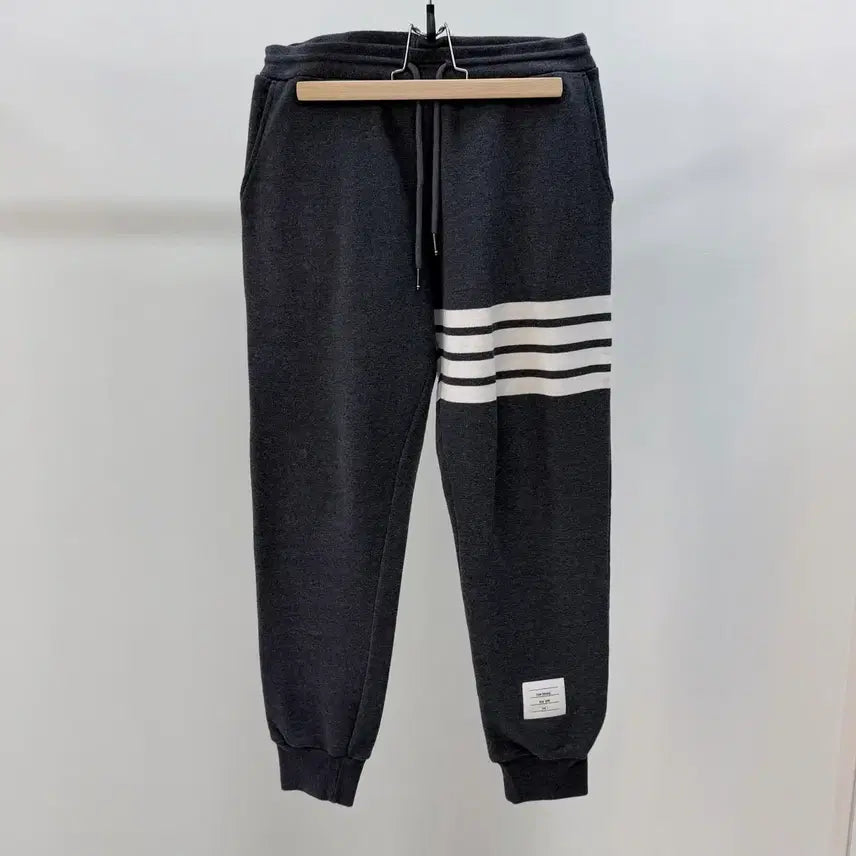 [SOLD OUT] [S+급/1] 톰브라운 사선완장 트레이닝 조거팬츠 바지 다크그레이