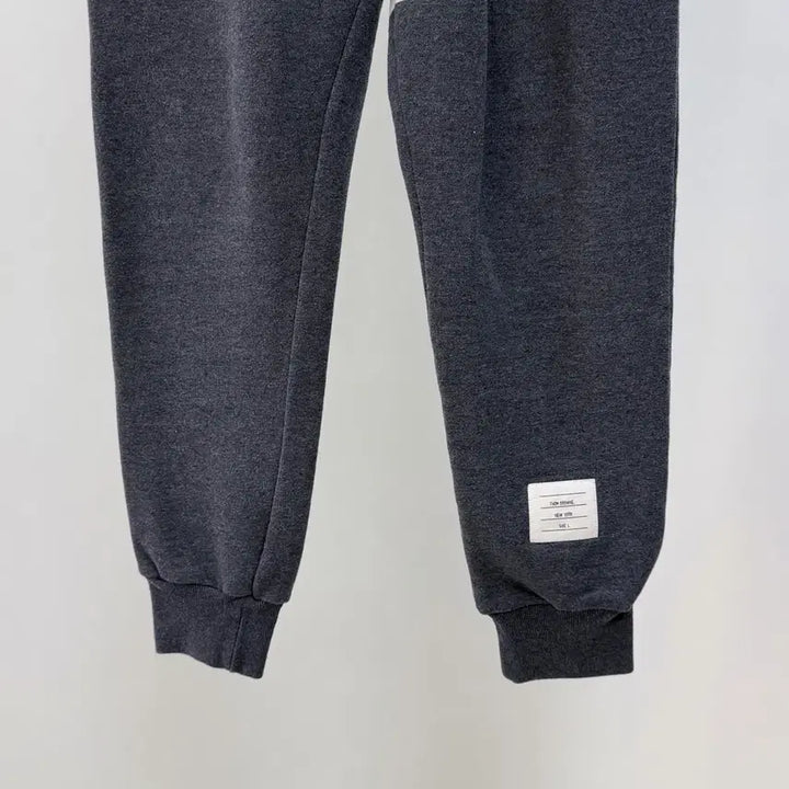 [SOLD OUT] [S+급/1] 톰브라운 사선완장 트레이닝 조거팬츠 바지 다크그레이