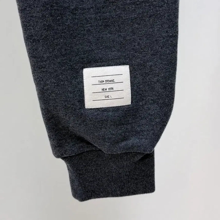 [SOLD OUT] [S+급/1] 톰브라운 사선완장 트레이닝 조거팬츠 바지 다크그레이