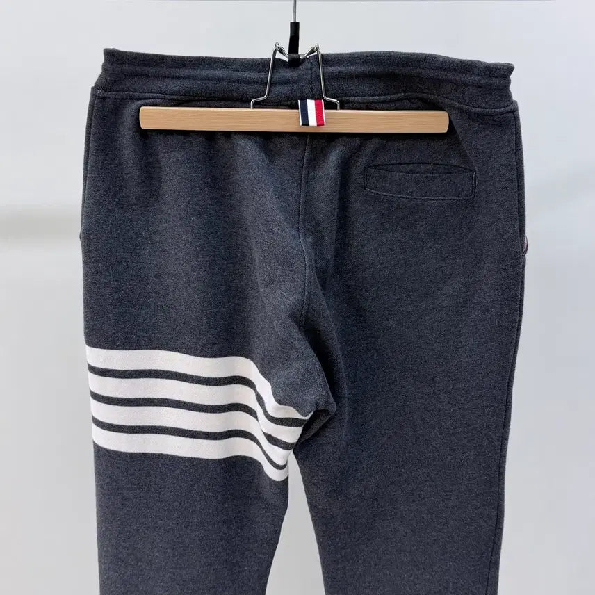 [SOLD OUT] [S+급/1] 톰브라운 사선완장 트레이닝 조거팬츠 바지 다크그레이