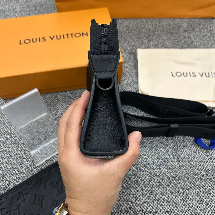 [SOLD OUT] {새상품급} 루이비통 쉐도우 가스통 메신저백 크로스백