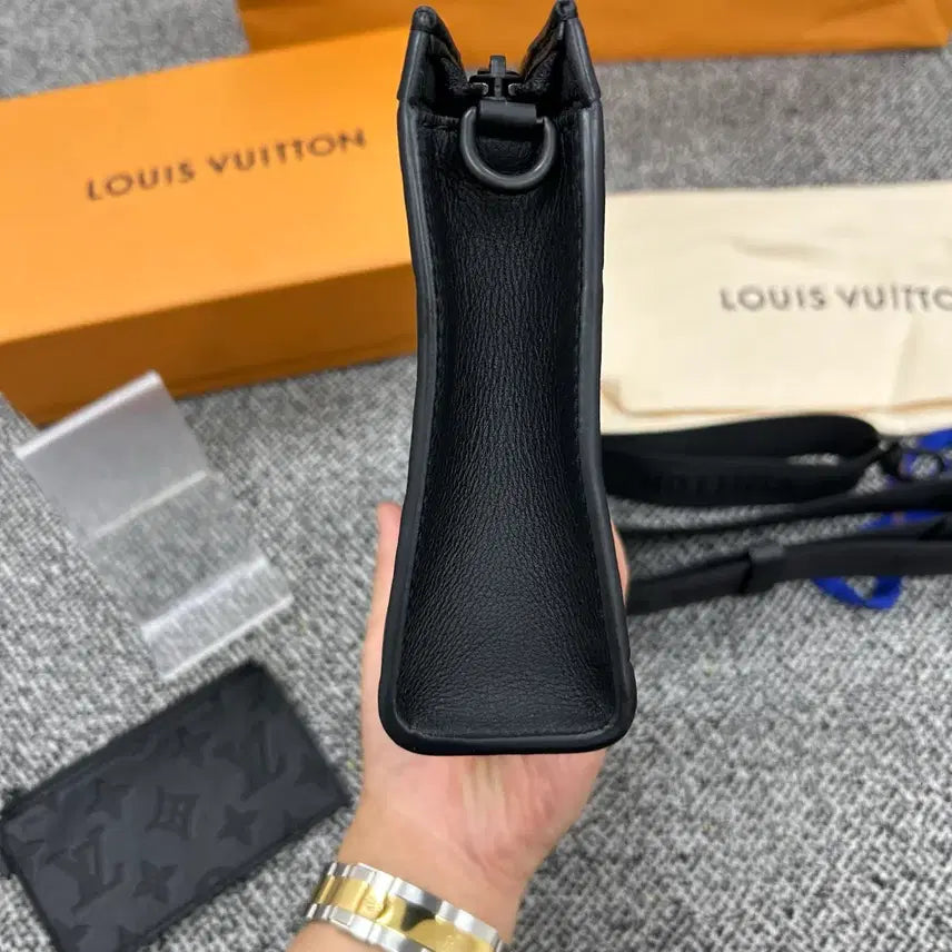 [SOLD OUT] {새상품급} 루이비통 쉐도우 가스통 메신저백 크로스백