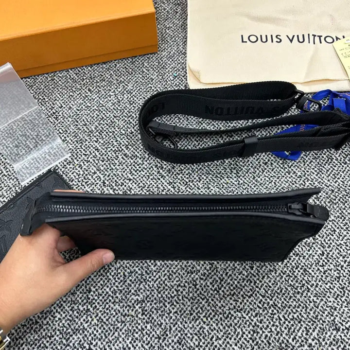 [SOLD OUT] {새상품급} 루이비통 쉐도우 가스통 메신저백 크로스백