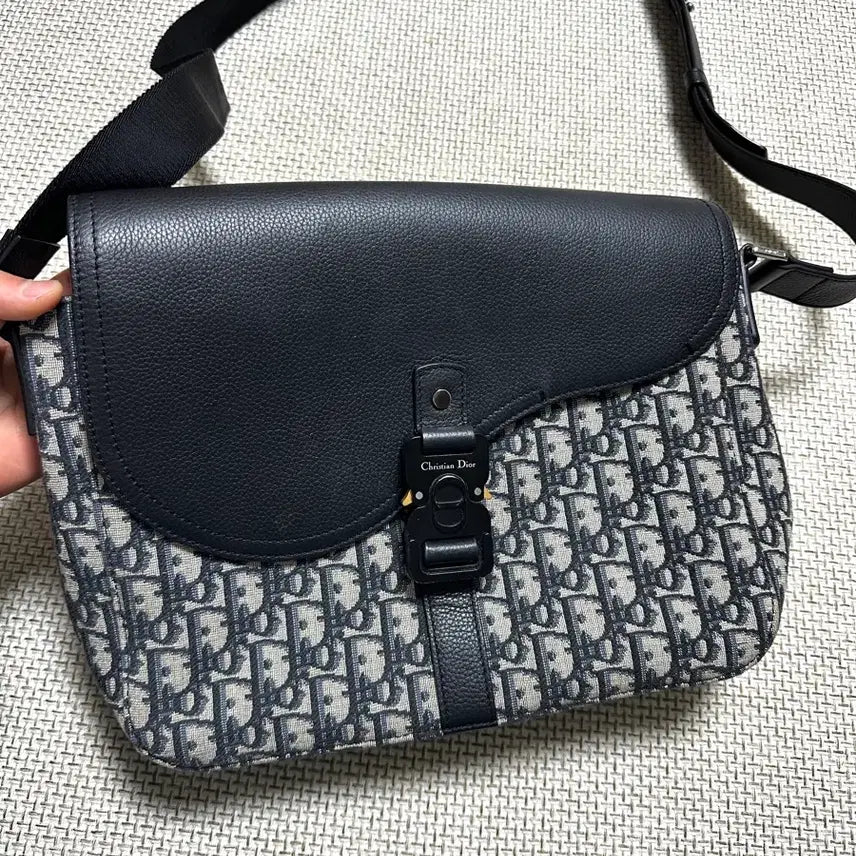[BUNJANG] Dior Oblique Saddle Medium Flap Crossbody Bag / [OS/당일배송] 24ss 디올 오블리크 새들 미디움 플랩 스트랩백