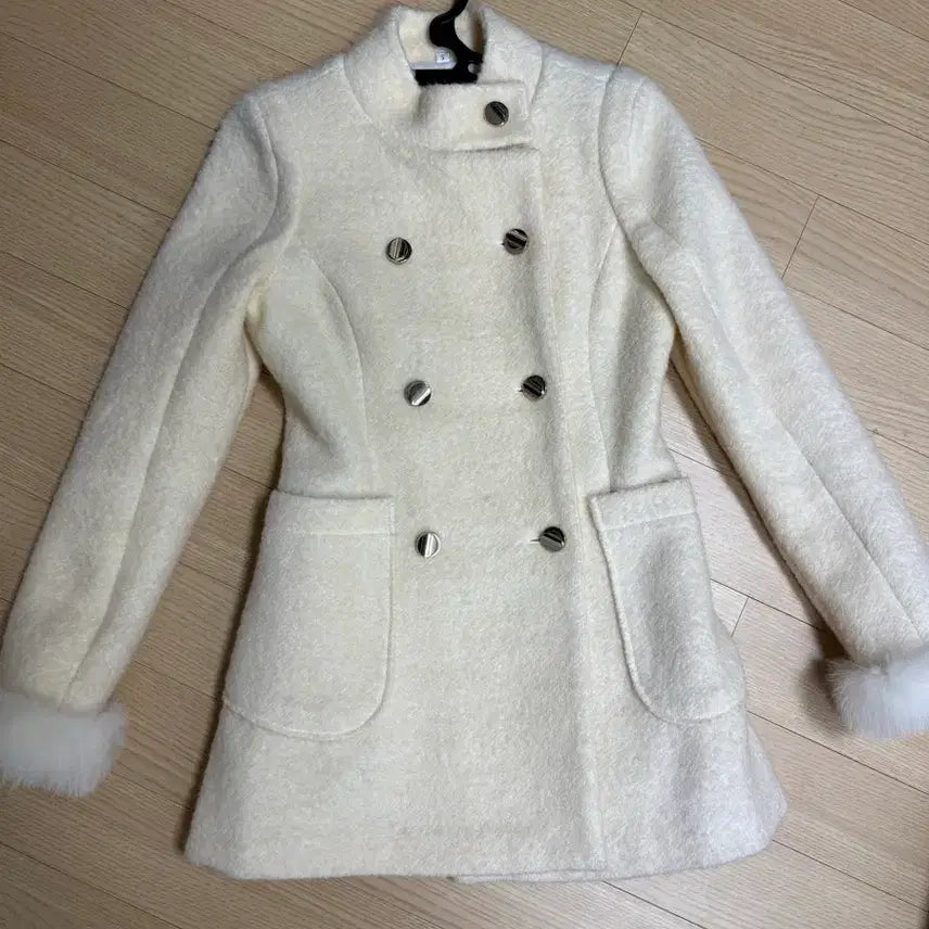 [BUNJANG] Ivory Two-Button Mini Coat / 아이보리 코트. 소매털코트. 투버튼 미니 코트