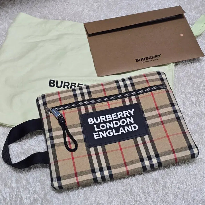 [BUNJANG] Burberry Vintage Check Portrait Clutch Bag / 버버리 빈티지 체크 포트레이트 클러치 파우치백