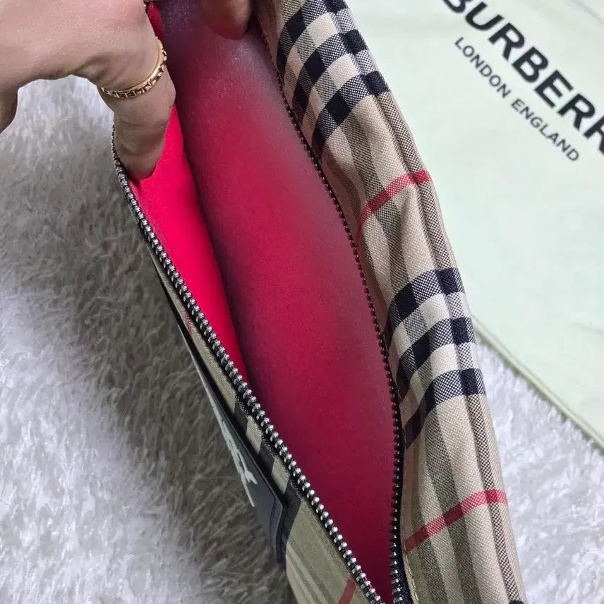[BUNJANG] Burberry Vintage Check Portrait Clutch Bag / 버버리 빈티지 체크 포트레이트 클러치 파우치백