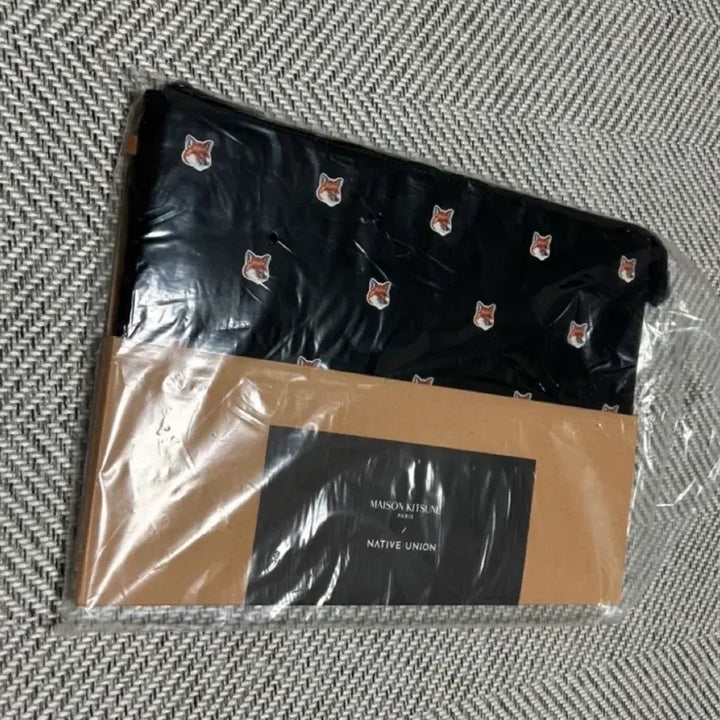 [BUNJANG] Maison Kitsune Clutch / maison kitsune 메종 키츠네 콜라보 클러치