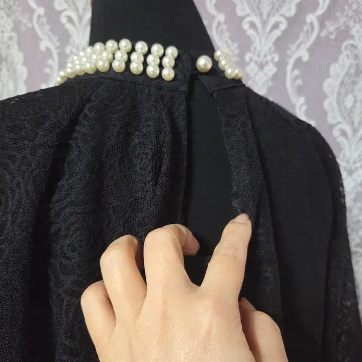 [BUNJANG] High-Quality Pearl Neckline Sheer Blouse / 새상품)고퀄리/진주 넥라인 시스루 블라우스/날개형 소매/팔뚝커버