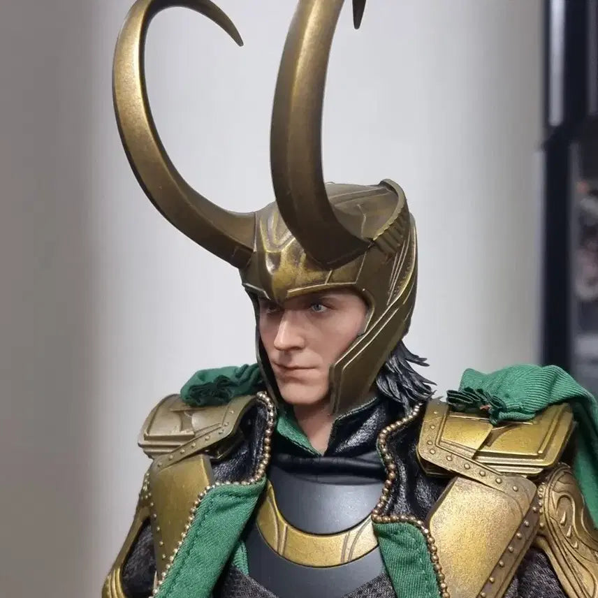 [BUNJANG] Hot Toys Avengers Loki Figure / 핫토이 어벤져스 로키 피규어 팝니다