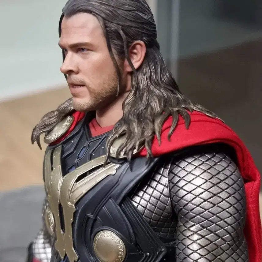 [BUNJANG] Hot Toys Thor Armor Version Figure / 핫토이 다크월드 토르 갑주버전 팝니다.