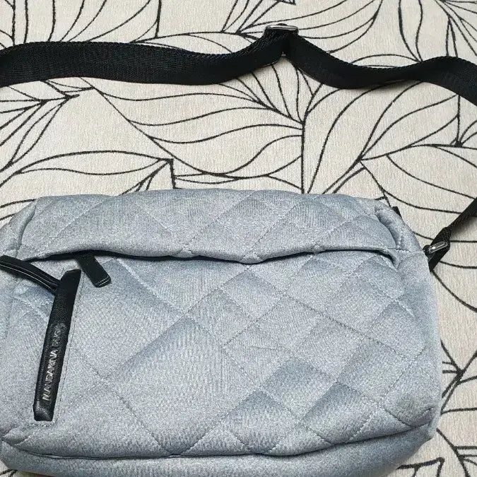 [BUNJANG] Mandarina Duck Diamond Quilted Crossbody Bag / 만다리나덕 크로스백 다이아몬드 퀄딩 오리 그레이
