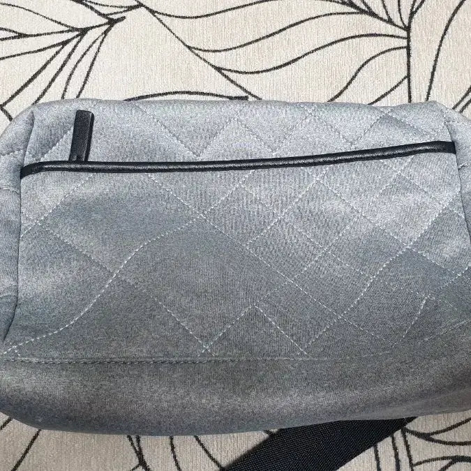 [BUNJANG] Mandarina Duck Diamond Quilted Crossbody Bag / 만다리나덕 크로스백 다이아몬드 퀄딩 오리 그레이