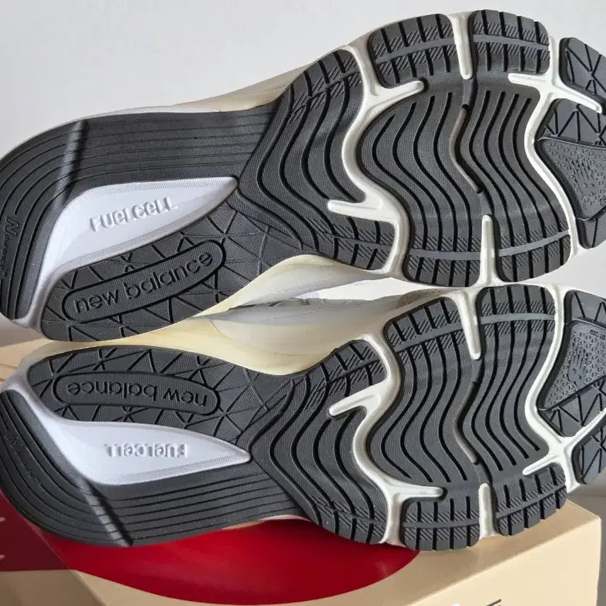 [BUNJANG] New Balance 990v6 White Sneakers / (255) 뉴발란스 990v6 화이트 255