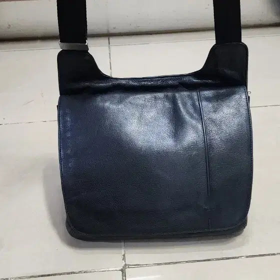 [BUNJANG] TUMI Leather Crossbody Bag / 투미 TUMI 가죽 크로스바디백