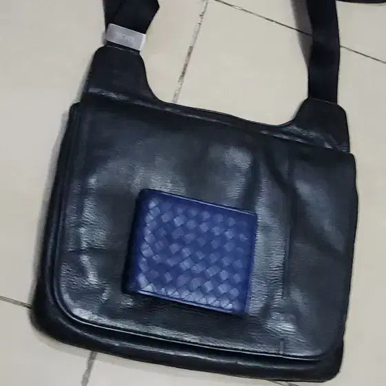 [BUNJANG] TUMI Leather Crossbody Bag / 투미 TUMI 가죽 크로스바디백
