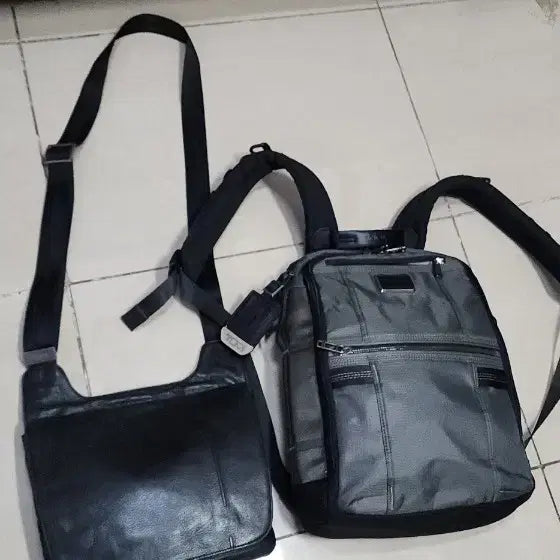 [BUNJANG] TUMI Leather Crossbody Bag / 투미 TUMI 가죽 크로스바디백