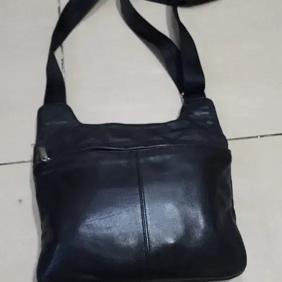 [BUNJANG] TUMI Leather Crossbody Bag / 투미 TUMI 가죽 크로스바디백