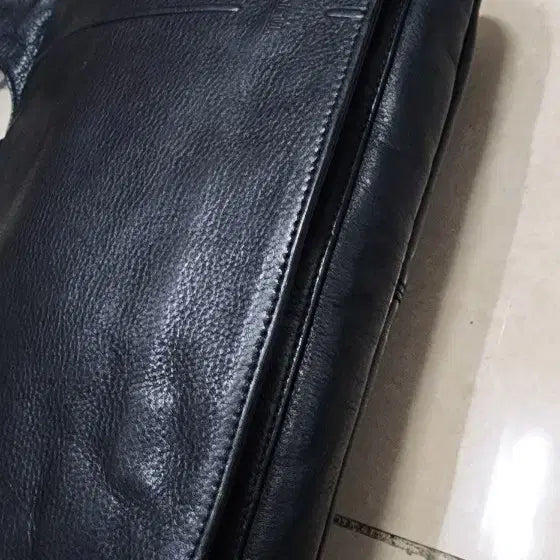 [BUNJANG] TUMI Leather Crossbody Bag / 투미 TUMI 가죽 크로스바디백