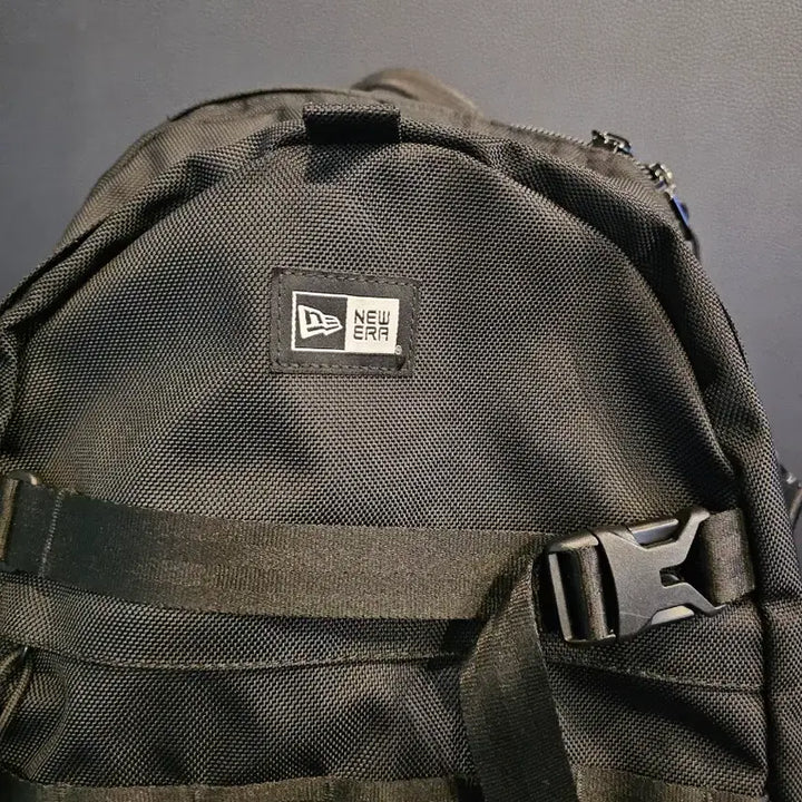[BUNJANG] New Era Graphite Backpack / 뉴에라 캐리어 백팩 그라파이트