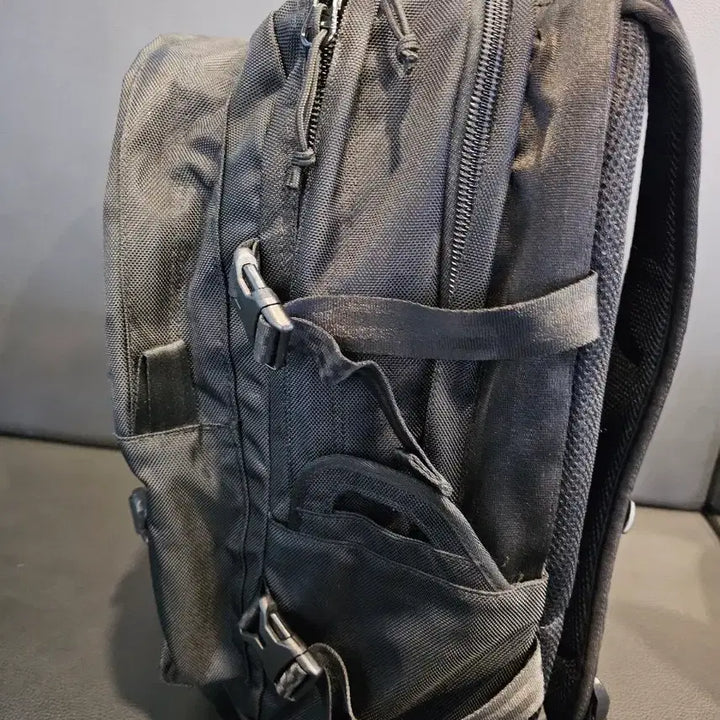 [BUNJANG] New Era Graphite Backpack / 뉴에라 캐리어 백팩 그라파이트