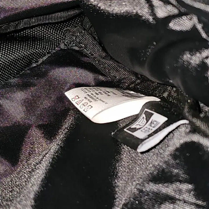 [BUNJANG] New Era Graphite Backpack / 뉴에라 캐리어 백팩 그라파이트