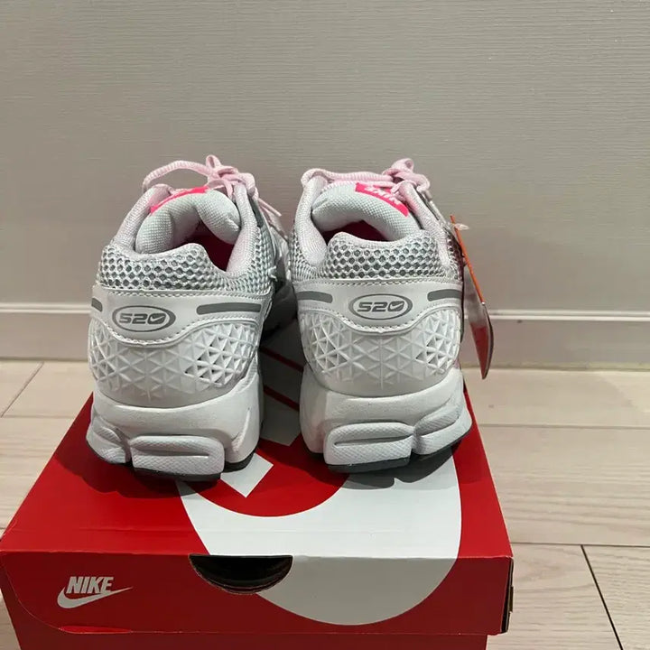 [BUNJANG] Nike Zoom Vomero 5 Pink (Size 250) / 나이키 줌보메로 5 핑크 새상품 250사이즈