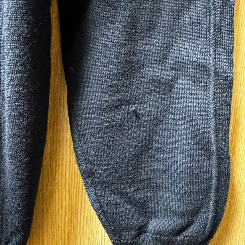 [SOLD OUT] 스톤아일랜드 니트 브이넥 네이비색상