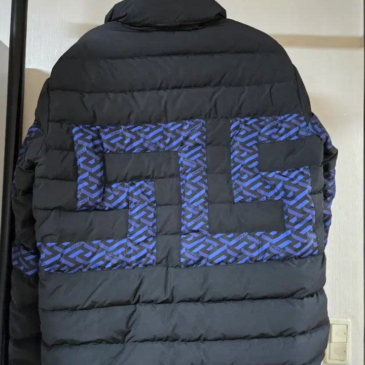 [BUNJANG] Versace Logo Pattern Padded Jumper / 베르사체 블랙 로고 패턴 패딩 점퍼