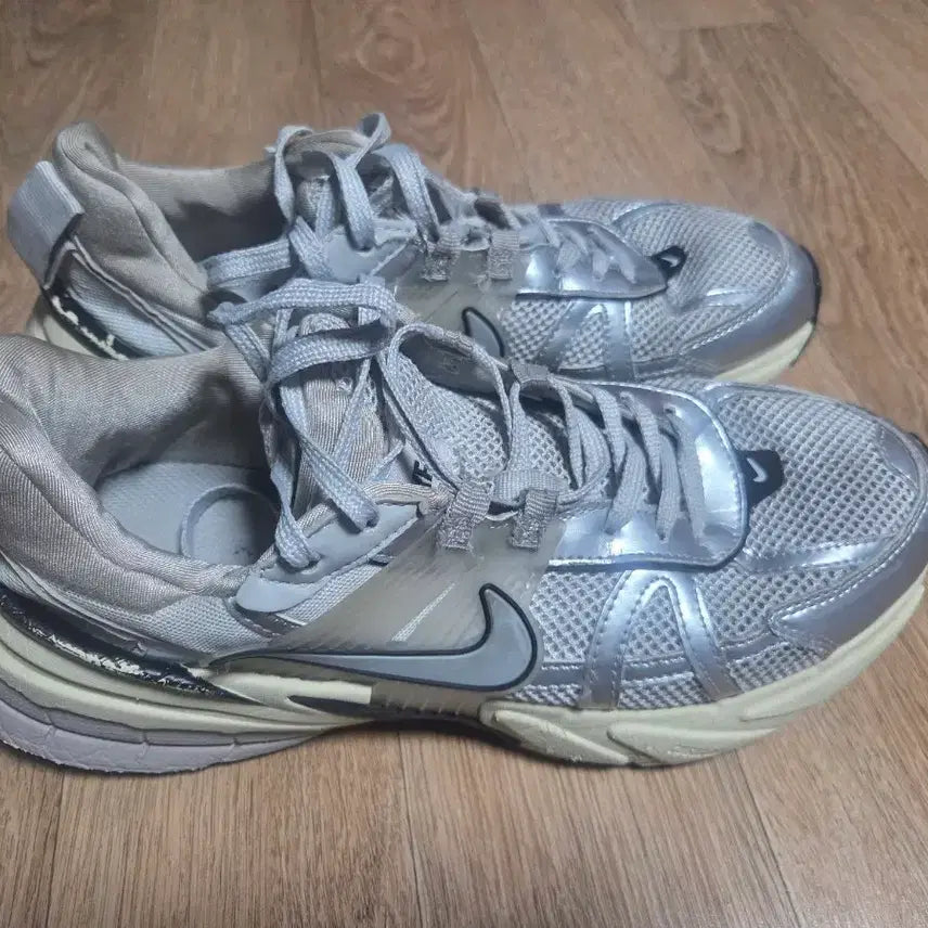 [BUNJANG] Nike V2K Run Summit White Metallic Silver (265) / 나이키 V2K 런 서밋 화이트 메탈릭 실버 (265)