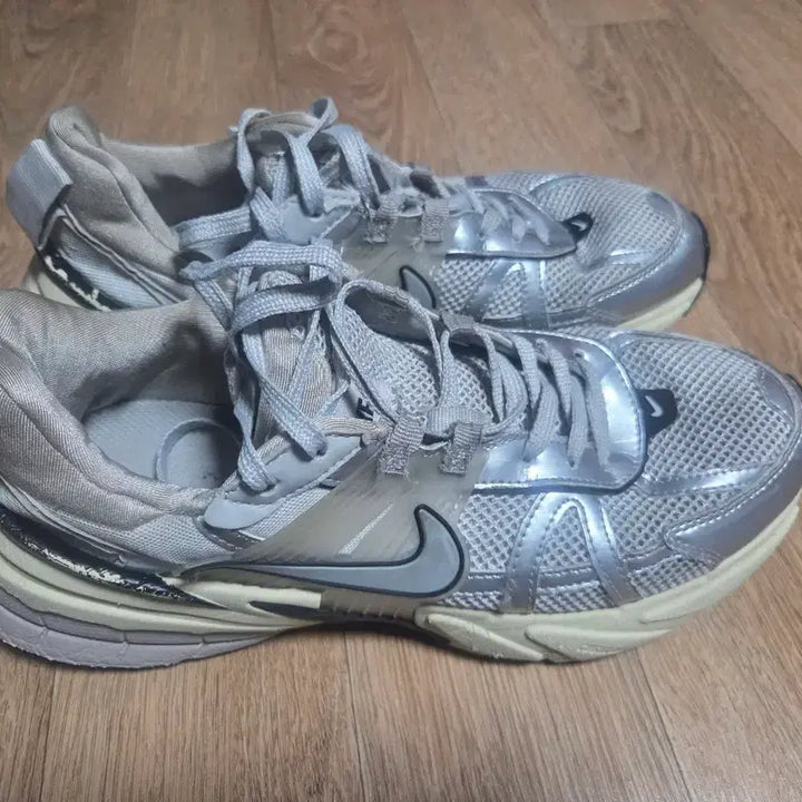 [BUNJANG] Nike V2K Run Summit White Metallic Silver (265) / 나이키 V2K 런 서밋 화이트 메탈릭 실버 (265)