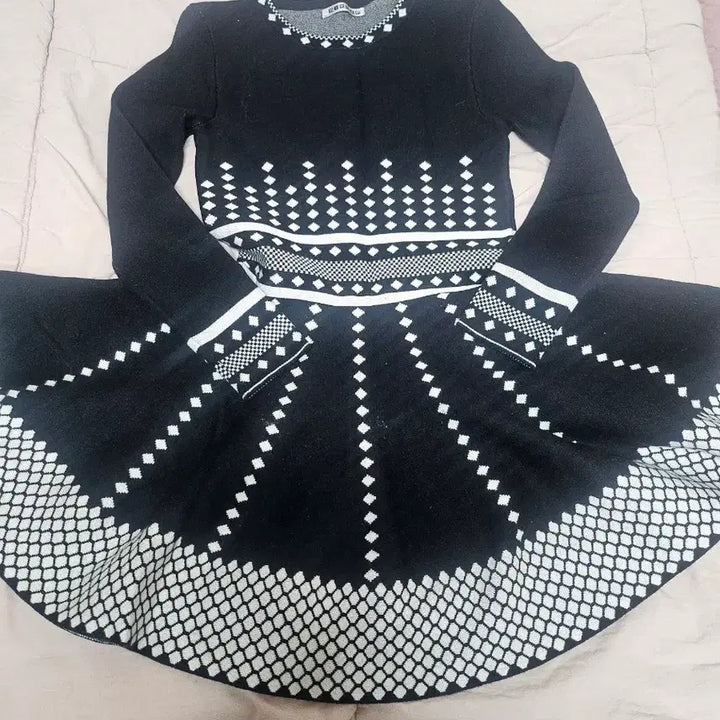 [BUNJANG] Black and White Pattern A-Line Knit Mini Dress / (실사o) 쉬폰 블랙 배색 원피스 A라인 니트 패턴 문양 오피스 데이
