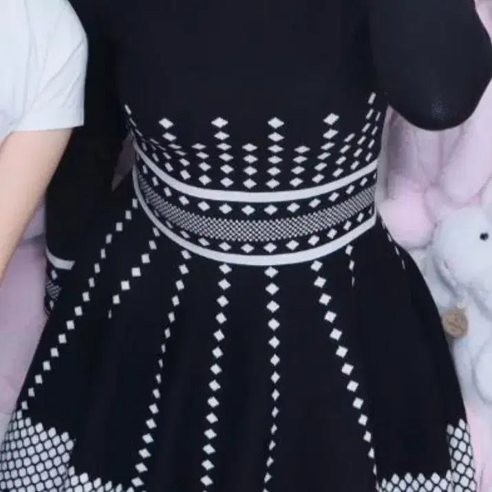 [BUNJANG] Black and White Pattern A-Line Knit Mini Dress / (실사o) 쉬폰 블랙 배색 원피스 A라인 니트 패턴 문양 오피스 데이