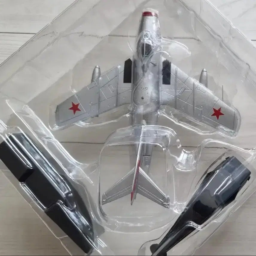 [BUNJANG] MIG-15 Soviet Fighter Model Figure / (금속) MIG-15 소련 전투기 모형(피규어) 팝니다.