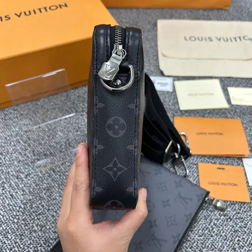[BUNJANG] Louis Vuitton Eclipse Trio Messenger Bag Crossbody / {국내 매장 구매} 루이비통 이클립스 트리오 메신저백 크로스백
