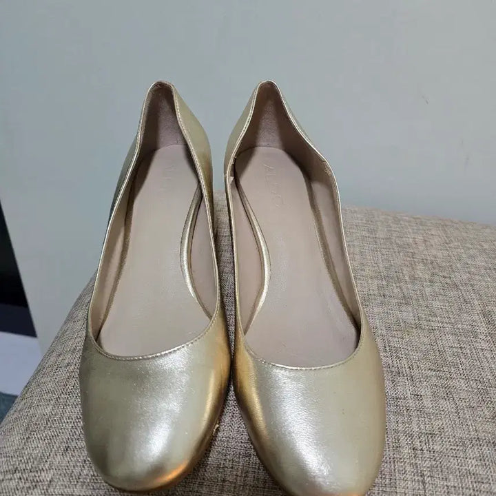 [SOLD OUT] Aldo 금색구두 245