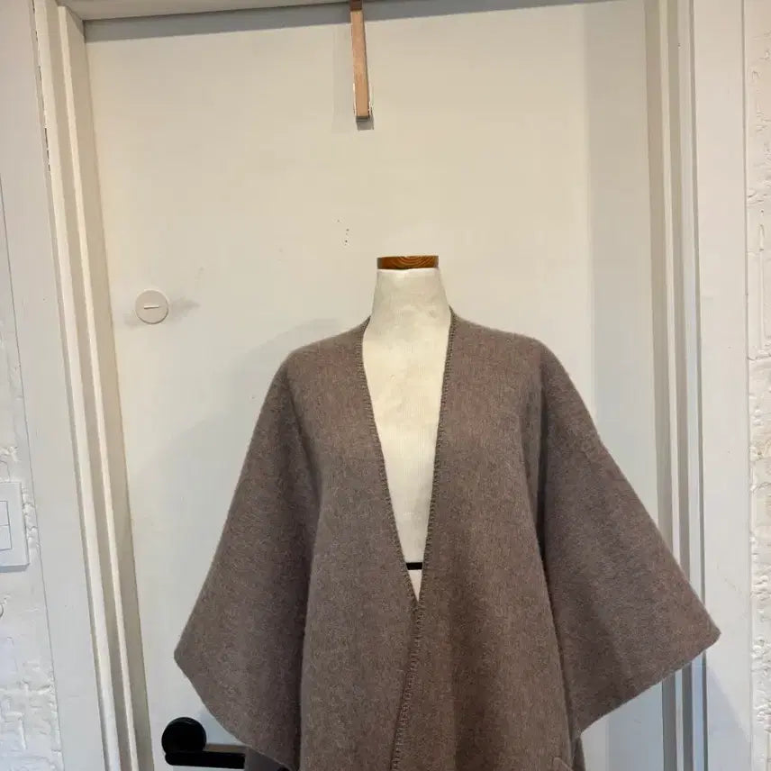 [BUNJANG] Snobby Sheep Cape Mantle / snobby sheep 스노비쉽 케이프 망토