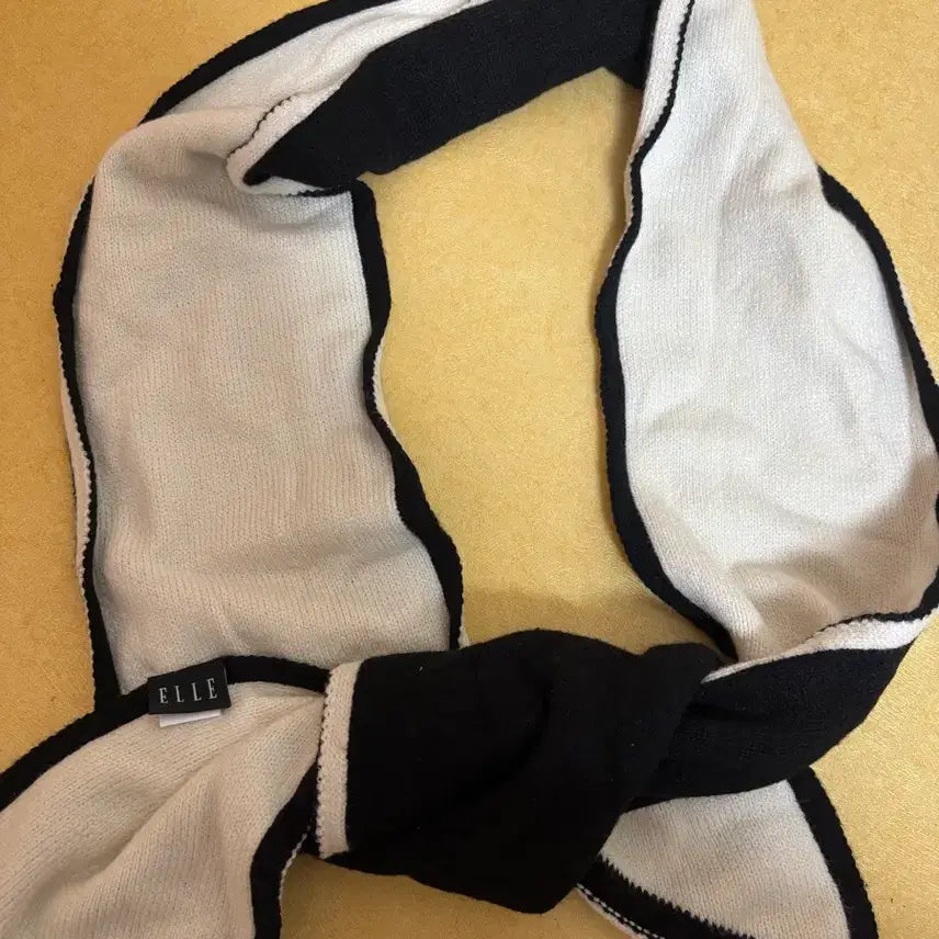 [BUNJANG] ELLE Knit Scarf / ELLE 엘르 블랙/화이트 니트 머플러