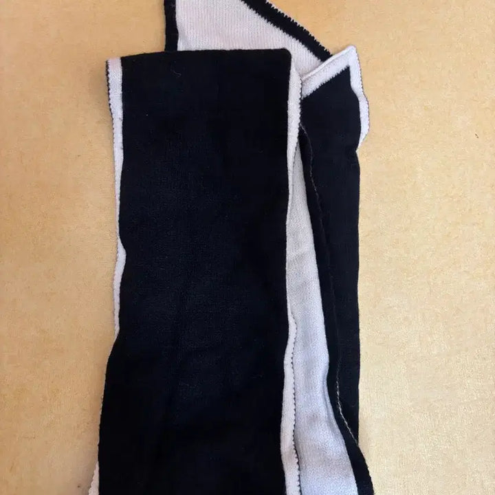 [BUNJANG] ELLE Knit Scarf / ELLE 엘르 블랙/화이트 니트 머플러