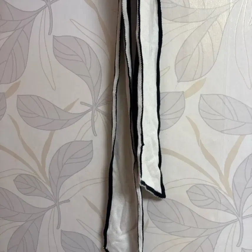 [BUNJANG] ELLE Knit Scarf / ELLE 엘르 블랙/화이트 니트 머플러