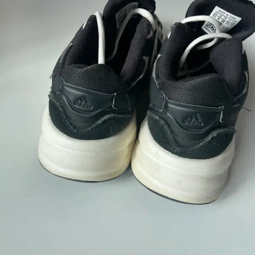 [BUNJANG] Adidas Black White Sneakers / [235] 아디다스 블랙화이트 사이즈235 운동화235 11/24년