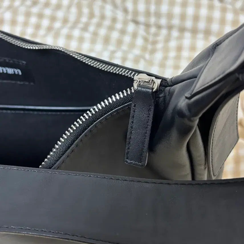 [BUNJANG] Belted Ridge Backpack Black Crossbody Bag / 여밈 벨티드 릿지백 블랙 보부상 가방 노트북 크로스백