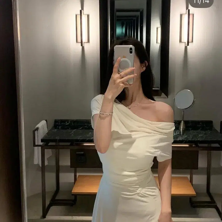 [BUNJANG] Deomanong Moe Off-Shoulder Shirred Long Dress / 더마농 모에 오프숄더 셔링 롱 원피스