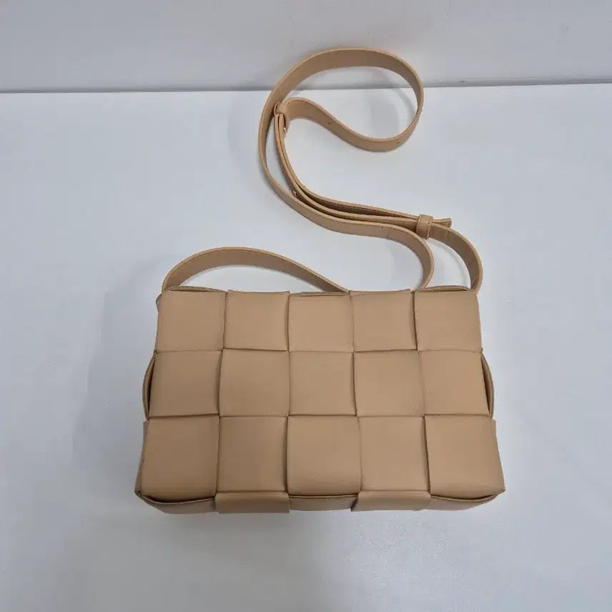 [BUNJANG] Bottega Veneta Camera Small Shoulder Bag / 보테가보네타 카메라스몰 숄더백 57800