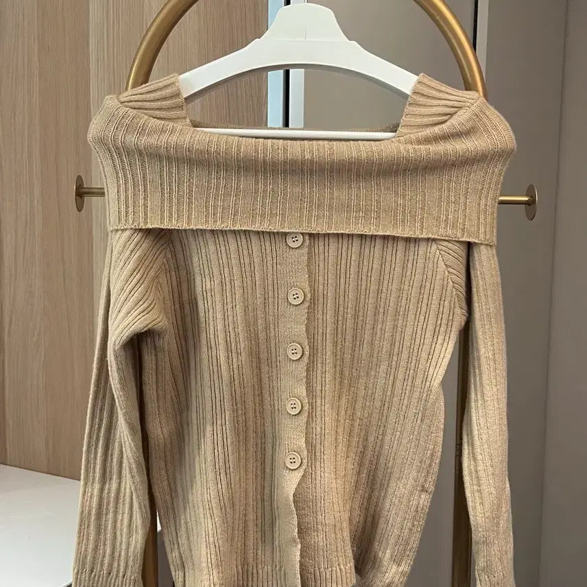 [BUNJANG] Off-Shoulder Ribbed Knit Sweater / 시착 새제품 오프숄더 단추 골지 니트
