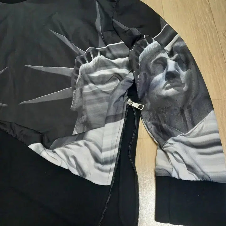[BUNJANG] Neil Barrett Statue of Liberty Sweatshirt / 닐바렛 자유의여신상 맨투맨 100