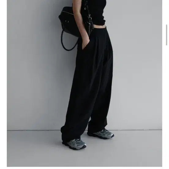 [SOLD OUT] *새상품* LAROOM 라룸 자체제작 콜드팬츠 short버전 블랙 M