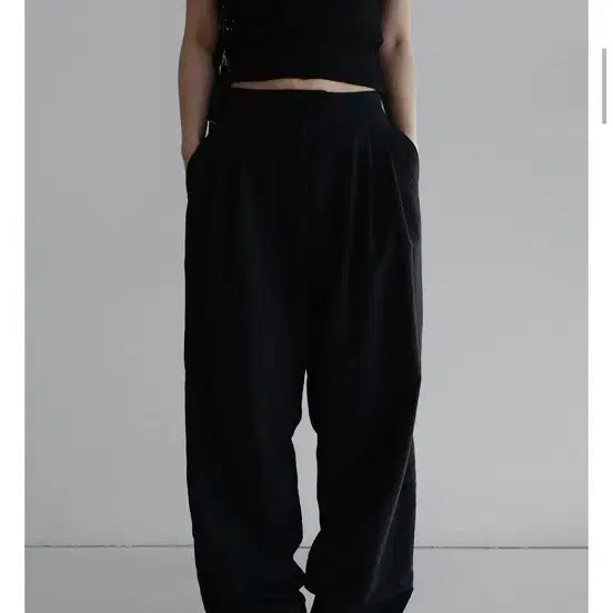 [SOLD OUT] *새상품* LAROOM 라룸 자체제작 콜드팬츠 short버전 블랙 M