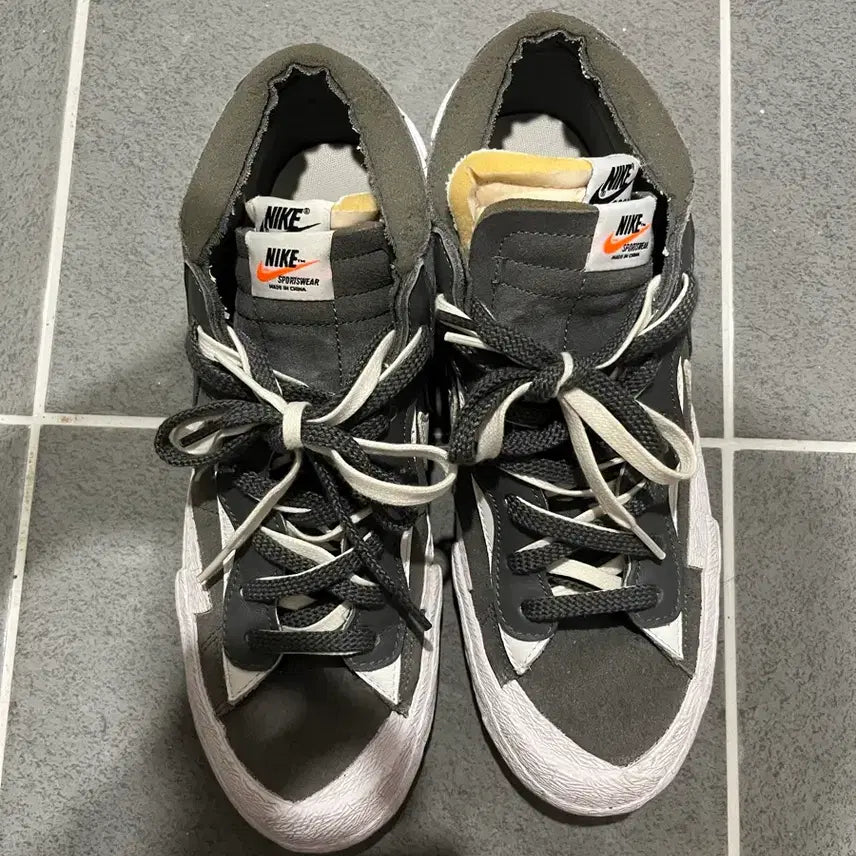 [BUNJANG] Nike x Sacai Blazer Low Iron Grey Sneakers / 나이키 x 사카이 블레이저 로우 아이언 그레이